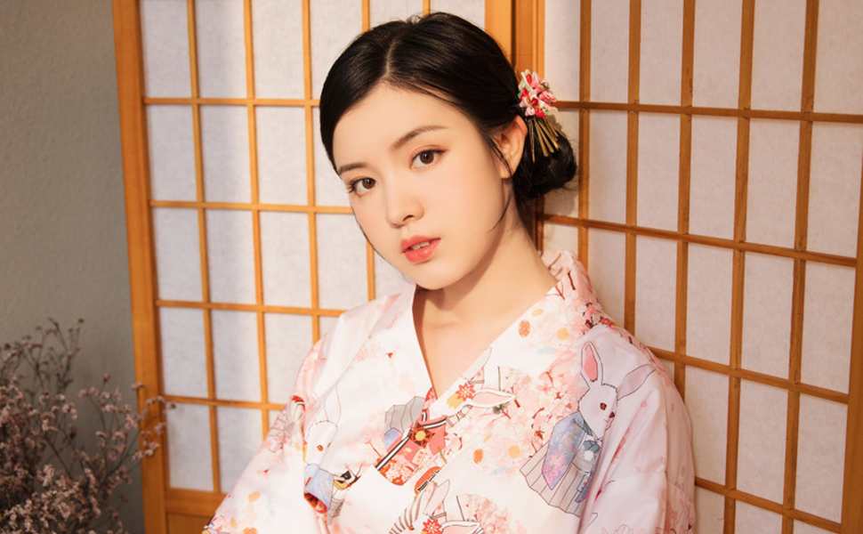 新疆斯琴被曝与男友多人交往，高挑身材引热议