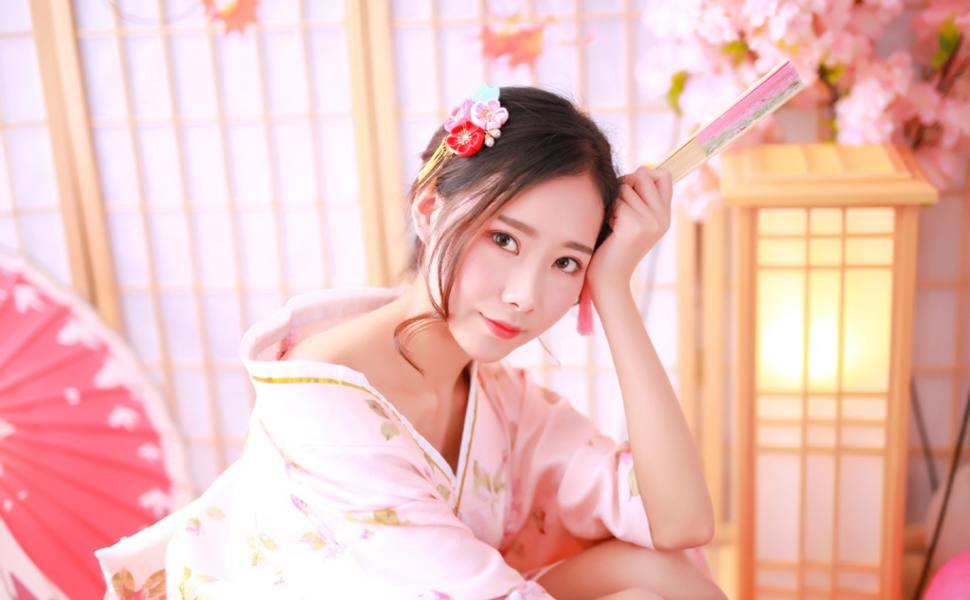这小伙也太狠了吧！白嫩女学生醉倒后被强行带酒店，深喉扇耳光还无套内射，完事直接扔一边不管！