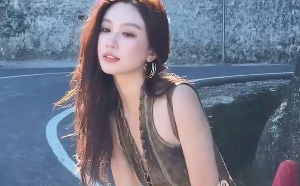 网传上海对外经贸大学艺术系女生刘雨婷不雅视频流出，清纯形象受质疑现场图2